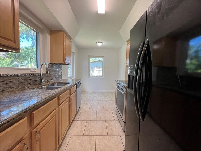 Building Photo - 3350 SW 16th Ct