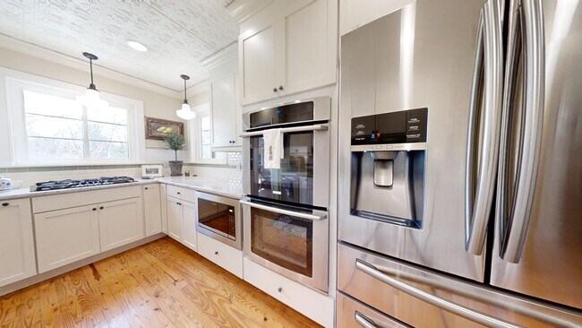 Building Photo - Gorgeous and updated home in Heart of Auburn