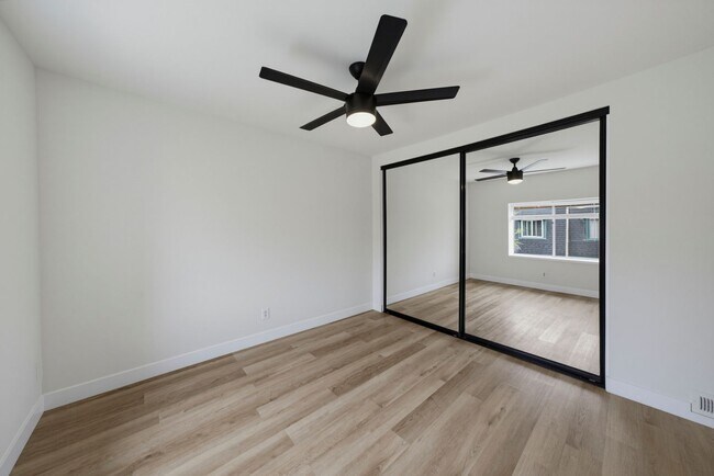 Building Photo - Charming 2-Bedroom Townhouse for Rent in Huntington Beach!