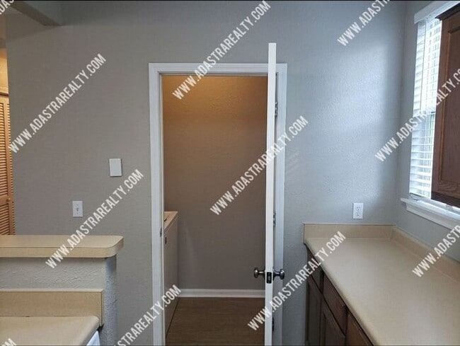 Building Photo - Spacious Remodeled 2 Bed/2 Bath in Lawrenc...