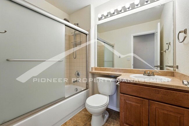 Building Photo - Stunning Home with Washer/Dryer and Centra...