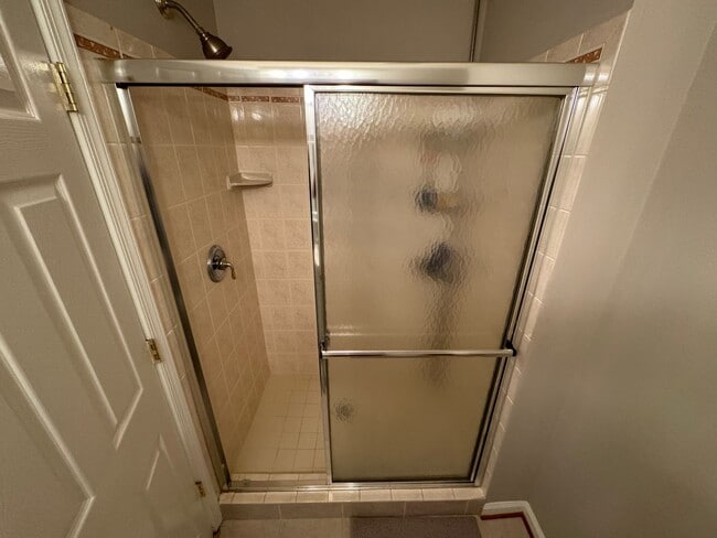 Building Photo - Stunning 3 Bed 3.5 Bath Brick Colonial End-Unit Townhome In Vibrant Kingstowne Community