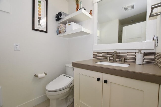 Building Photo - Charming 1 Bedroom Furnished Condo in NWX!