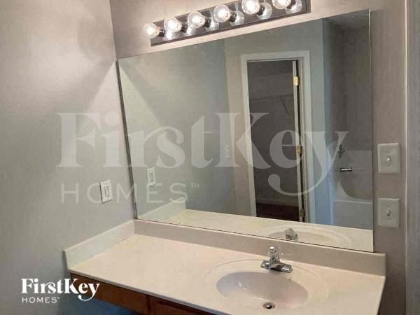 Building Photo - 736 Shadow Lake Dr