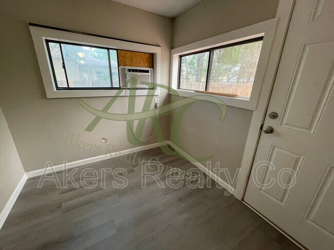 Building Photo - 1640 E Orman Ave