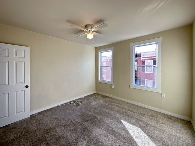 Building Photo - Bright 2 Bed 1 Bath Townhome w/ Den in But...