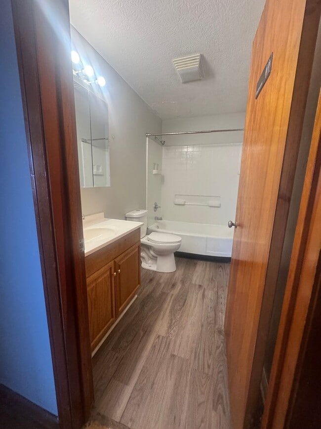 Building Photo - 5 BED / 2 BA home right next to Memorial S...