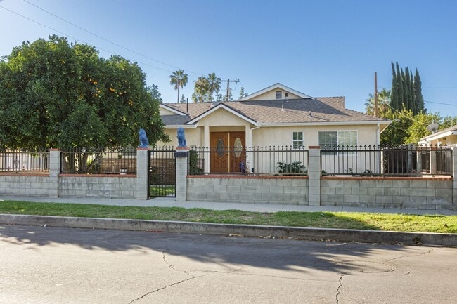 Building Photo - 15424 Mayall St