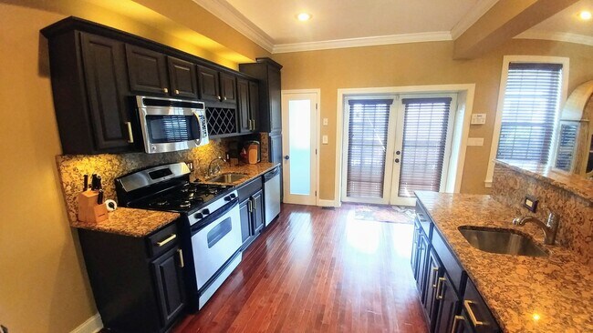 Building Photo - 819 Brooks Ln