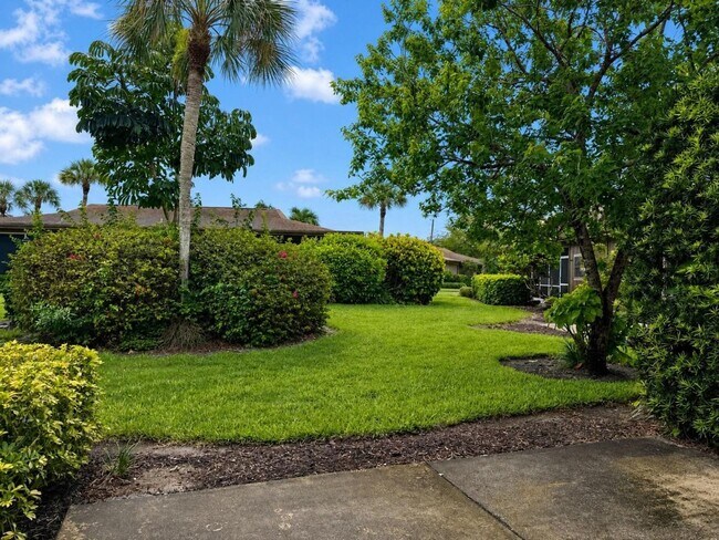 Building Photo - Remodeled First-Floor Condo Available Now in Naples