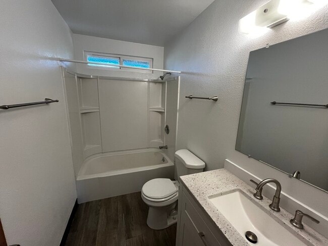 Building Photo - 618 Center St