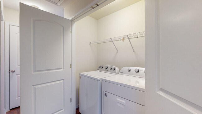 Building Photo - Townhome living in Richmond Hill's Creekside Subdivision - Community Pool and Playground