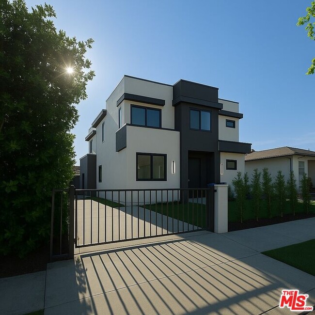 Building Photo - 5929 Hesperia Ave