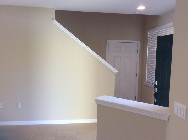 Building Photo - 3/2/2 Town Home Style Condo at Maintenance...