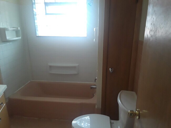 full bathroom - 6631 W Villard Ave