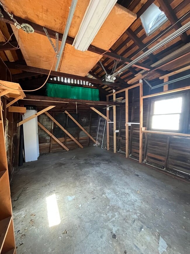 Building Photo - House: 2 Bedroom with Den , 2 Bath and pri...