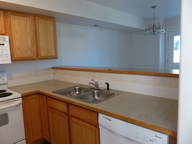Building Photo - 1214 Forsythia Ave