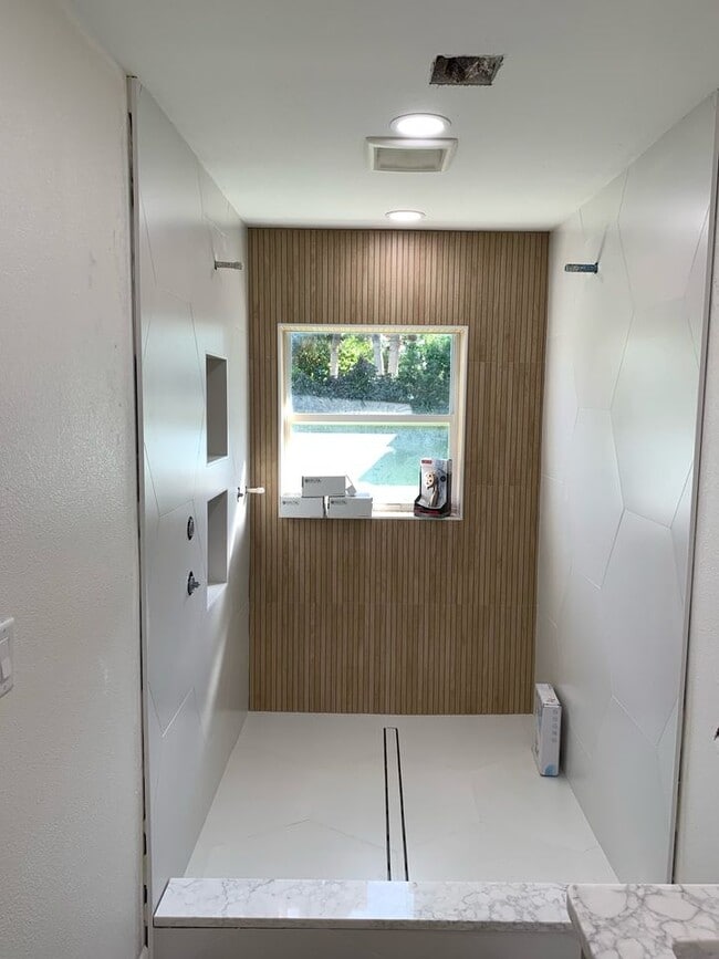 Building Photo - 453 Dolphin St