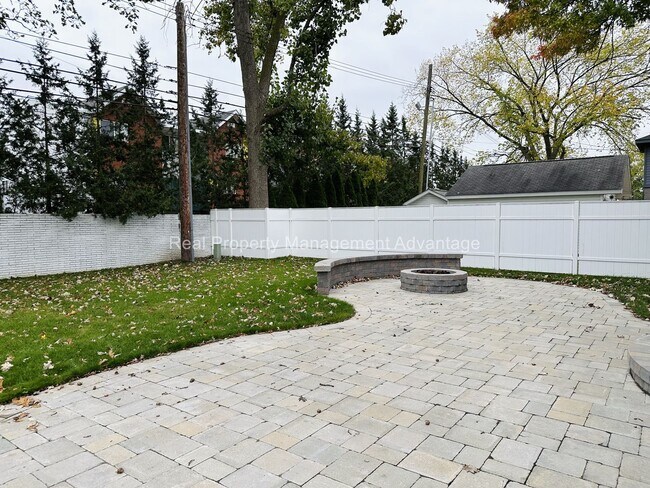 Building Photo - Stunning Contemporary New Build in Northwest Royal Oak