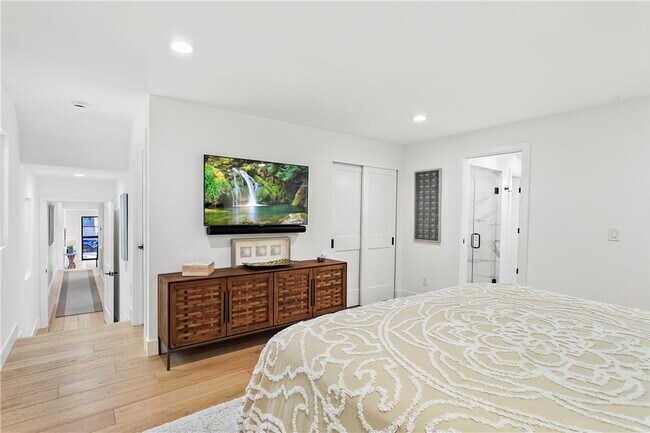 Building Photo - 520 Iris Ave