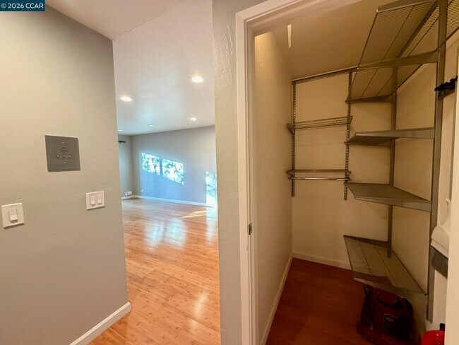Building Photo - 94 Bayo Vista Ave