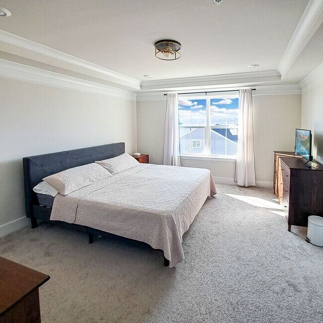 Building Photo - Gorgeous 4-Level Townhome with Rooftop Ter...