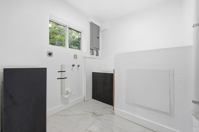 Building Photo - 2529 Rainbow Dr