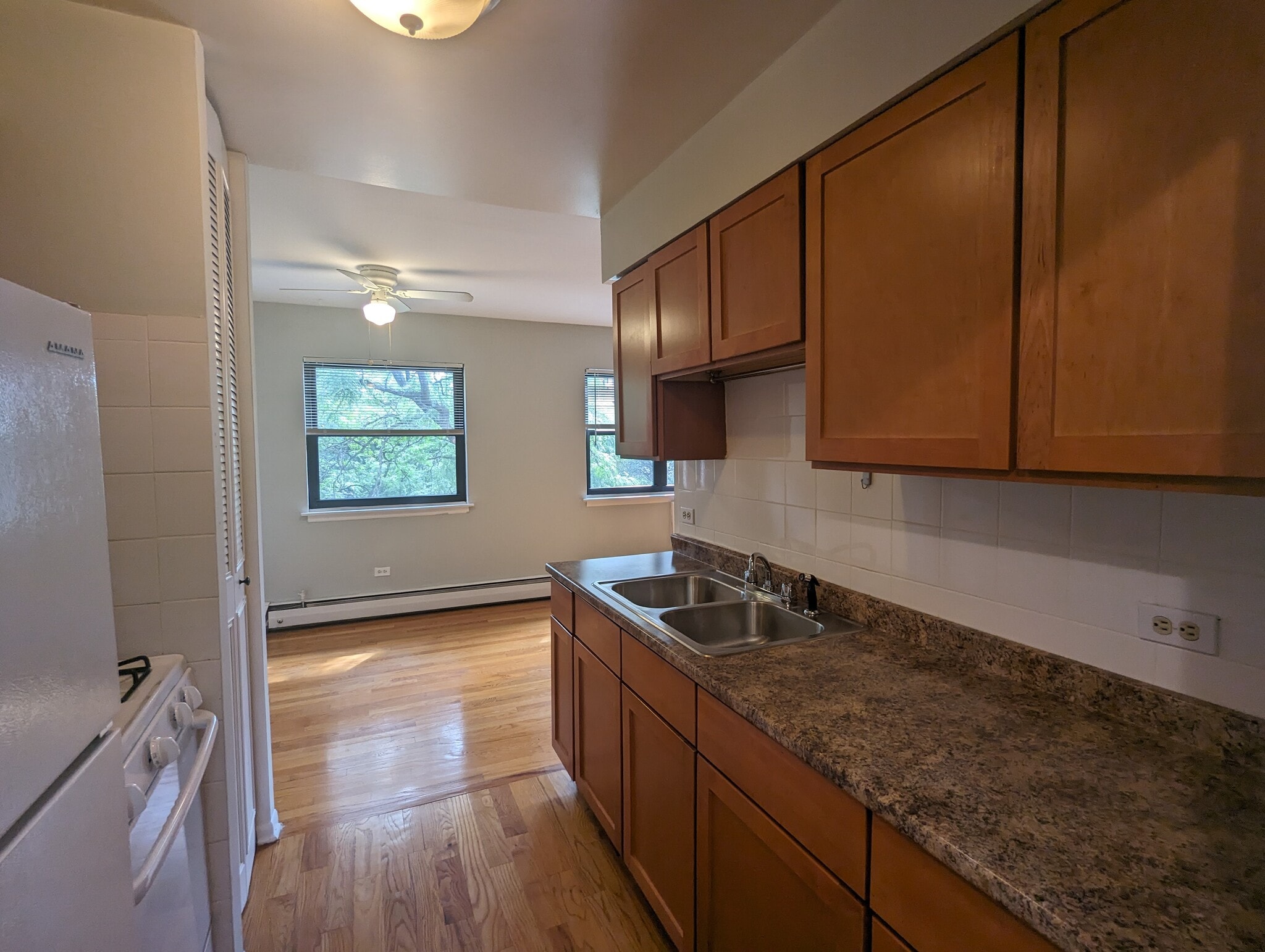 Building Photo - 502 W Briar Pl