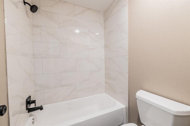 Building Photo - 915 Sirocco Dr