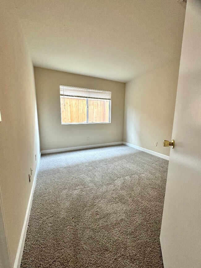 Building Photo - 5024 Rodeo Cir