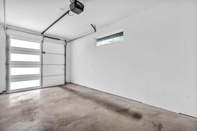 Building Photo - 2405 E 11th St