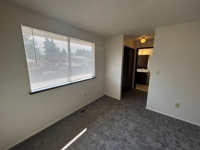 Building Photo - Super Clean Split Level Home with Huge Yard!