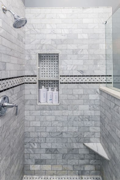 Building Photo - 215 W 9th St