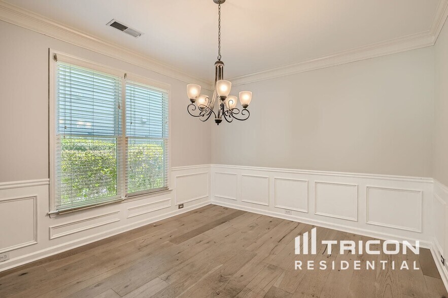 Building Photo - 9124 Loxford St