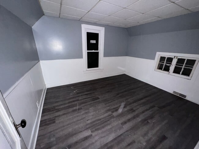 Building Photo - Beautiful 2 Bed 1 Bath APARTMENT PENDING