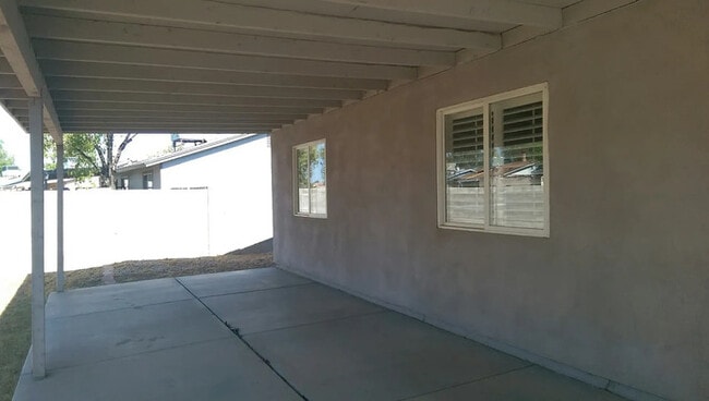 Building Photo - 303 W Scott Ave