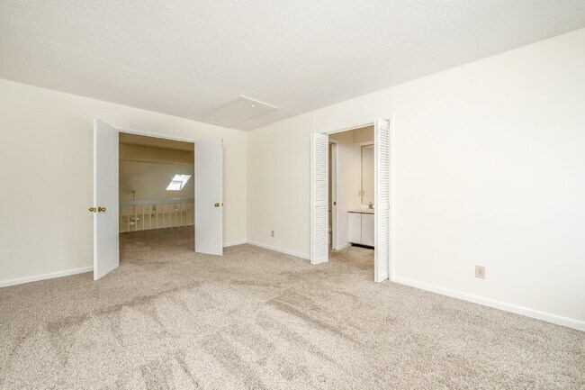 Building Photo - COMING SOON! Cozy 2bd/2ba Townhome Nest in Watersedge