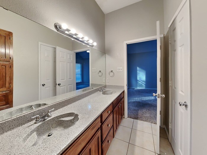 Building Photo - 104 NE Timber Ridge Dr