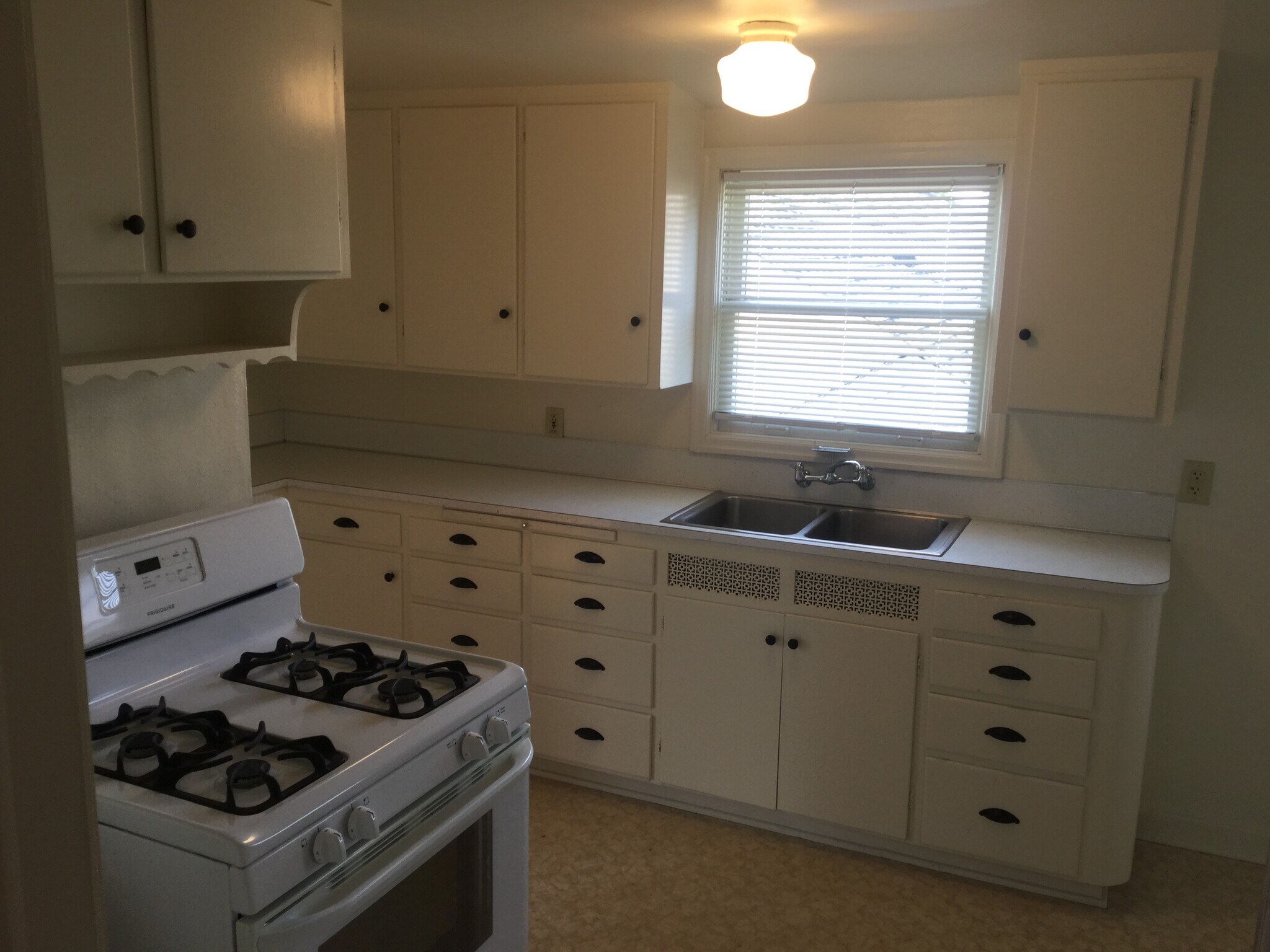 Building Photo - 1010 E 2nd St