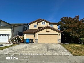 Building Photo - Spacious 4BR/2.5BA Home with 3 Car Garage in the M Section of Rohnert Park!