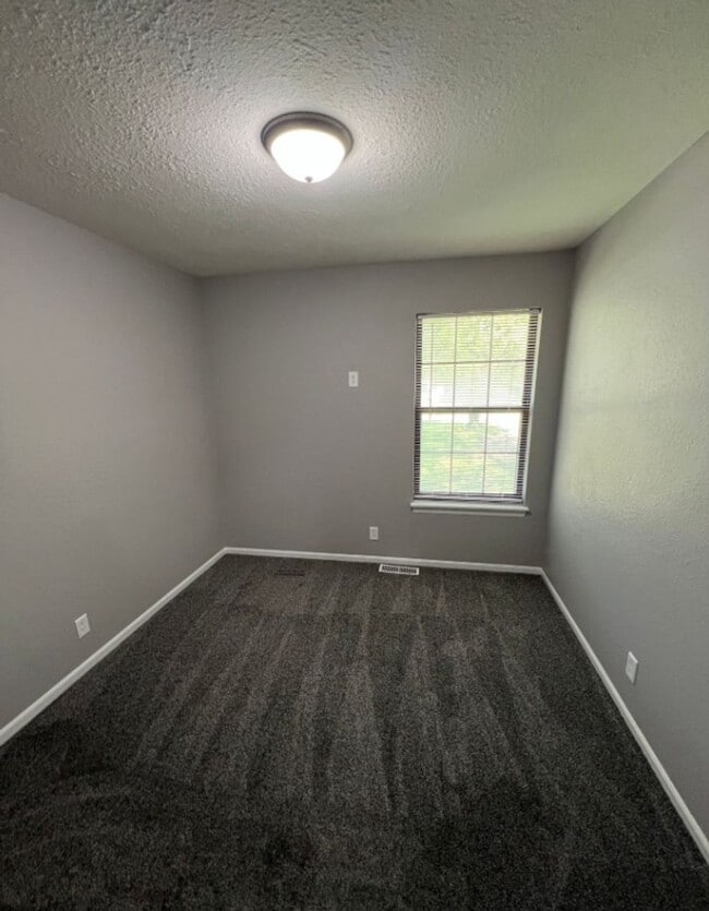 Building Photo - Renovated 3 Bedroom Duplex in Raytown!
