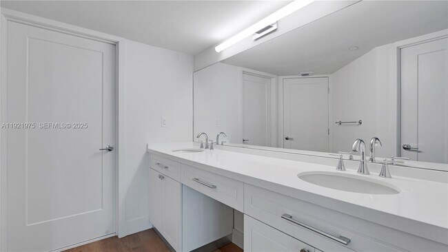 Building Photo - 555 NE 34th St