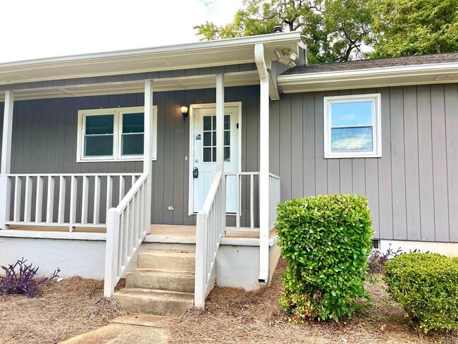 Building Photo - Welcome to this charming 2-bedroom, 1-bath...