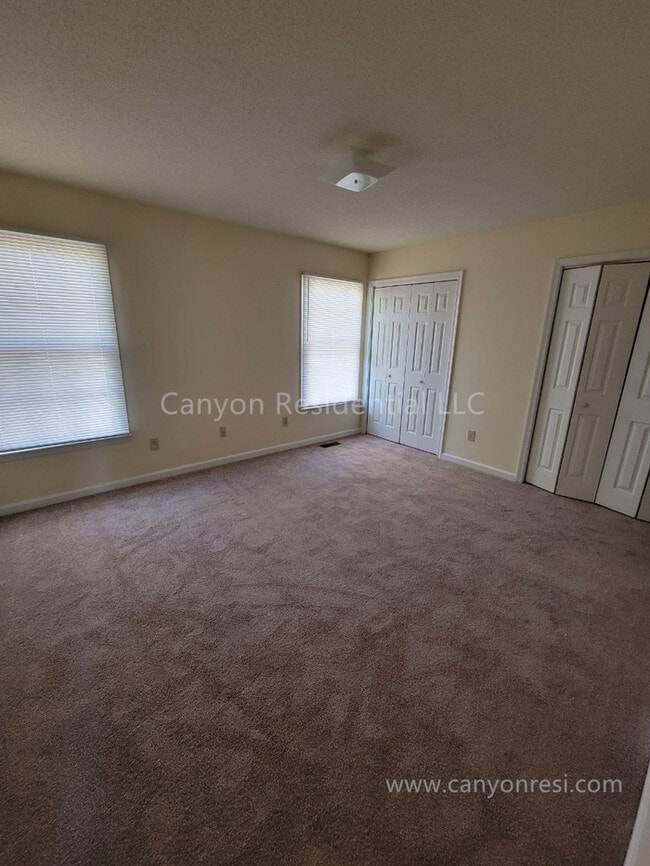 Building Photo - Beautiful 3b, ready to move in!