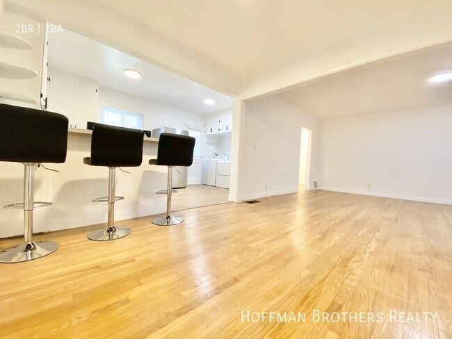 Building Photo - 902 Alandele Ave