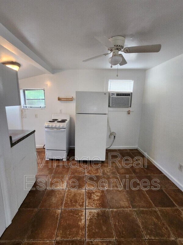 Building Photo - 309 W Comanche Ave