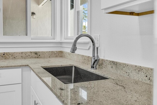 Building Photo - 6 bed/ 3.5 bath