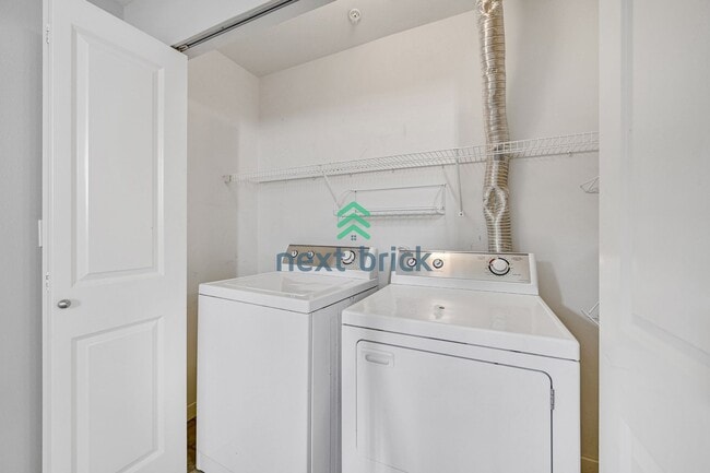 Building Photo - 3 BED & 3.5 BATH FOR RENT