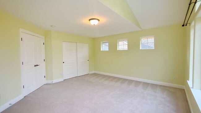 Building Photo - **$1000 OFF FIRST FULL MONTHS RENT**  Gorg...