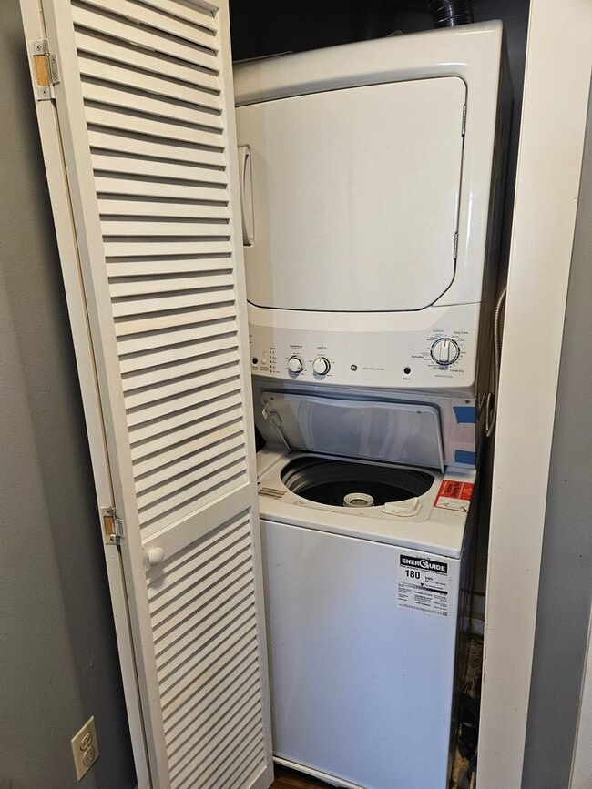 Building Photo - 700 New St